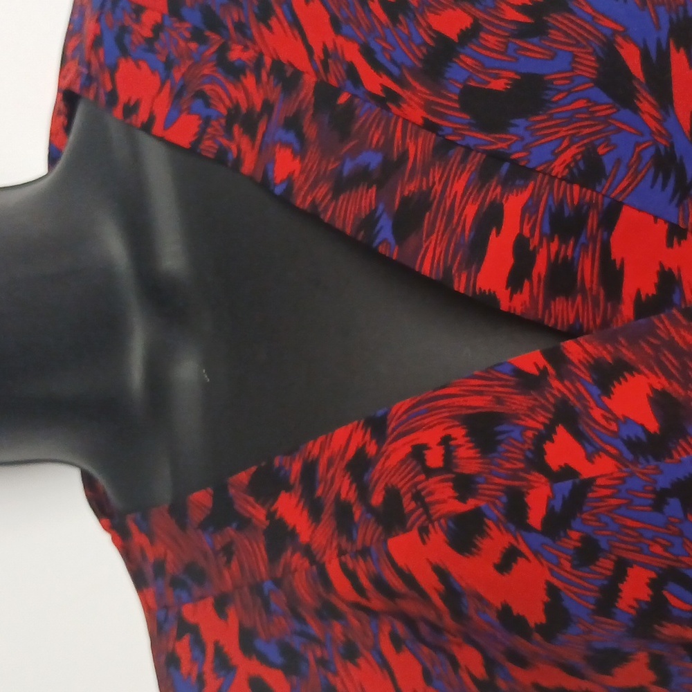 Jodifl Women Vibrant Red Blue Patterned Dress size Medium NWT - Picture 4 of 7